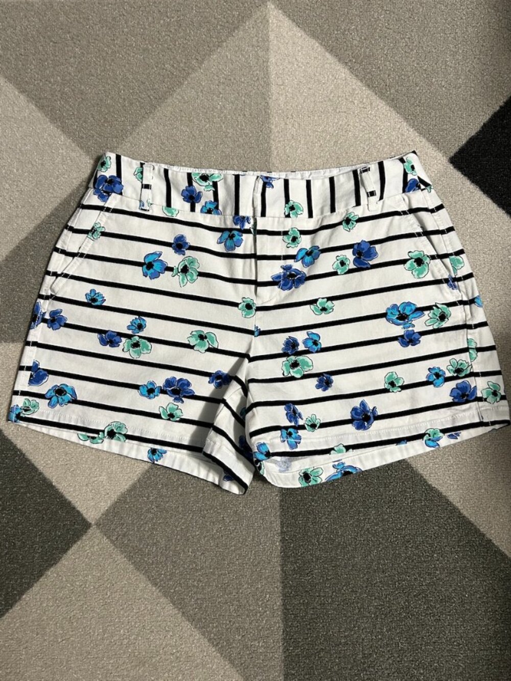 Elle White/Black Striped Floral Chino‎ Shorts Preppy 4" Inseam Women's Size 4